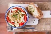 Salade végétalienne dans un bol (Einkorn, chou blanc, tomates, cresson, céleri, poivre noir) — Photo de stock
