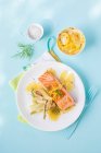 Salmone e gratin di patate con limone e finocchio — Foto stock