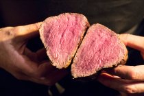 Філе яловичини нарізати на два шматки — стокове фото