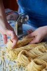 Primo piano di deliziosi spaghetti fatti in casa — Foto stock