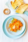 Karottensalat mit Knoblauch-Tortilla — Stockfoto