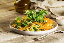 Ensalada de verduras con zanahoria, calabacines, garbanzos y perejil - foto de stock