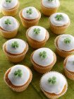 Cupcakes with green shamrock on top of white icing — Stock Photo