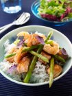 A bowl of Thai salmon and shrimp stir fry - foto de stock