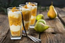 Pear desserts with vanilla yoghurt — Stock Photo