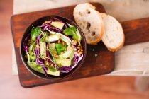 Salada de vegan (einkorn, repolho vermelho, alface iceberg, alface de cordeiro, palitos de pepino) — Fotografia de Stock