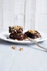 Brownies mit gehackten Nüssen — Stockfoto