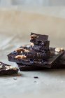 Um close de cereja azeda e barra de chocolate de biscoito — Fotografia de Stock