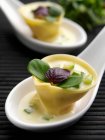 Tomaten-Marscapone-Tortellini mit Zucchini Beurre Blanc — Stockfoto