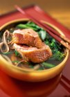 Tazón de sopa de pato y fideos en ambiente oriental - foto de stock