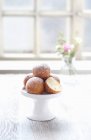 Кварковые пончики на тагре — стоковое фото