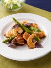 Gamberetti di salmone tailandese mescolare friggere — Foto stock