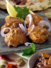 Tikka de poulet aux tranches d'oignon rouge et aux épices — Photo de stock