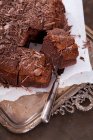 Close-up de delicioso bolo de pudim de chocolate, fatiado — Fotografia de Stock