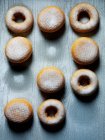 Varias rosquillas con azúcar en polvo - foto de stock