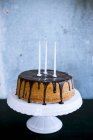Una torta di compleanno con glassatura al cioccolato — Foto stock