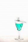 Absinth mit einem Absinthlöffel und Zuckerwürfeln im Kristallglas — Stockfoto