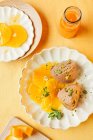Toblerone-Mousse mit Orangenscheiben und Pistazien — Stockfoto