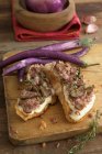 Bruschetta con mozzarella, salsiccia y berenjenas largas y delgadas - foto de stock