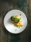 Rollo de col Savoy con verduras - foto de stock