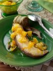 Жареный банан с кармелированным апельсиновым соусом — стоковое фото