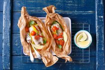 Merluzzo bianco con verdure cotte in pergamena — Foto stock