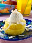 Una pallina di gelato al cocco sugli anelli di ananas — Foto stock