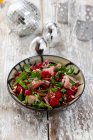 Salada de foguete com framboesas, presunto Parma e nozes pecan — Fotografia de Stock