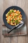 A chickpea salad with peppers and coriander — Stock Photo