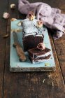Шоколадний торт з сушеними бутонами троянд — стокове фото