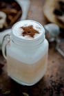 Un chai latte decorado con una estrella de cacao en polvo - foto de stock