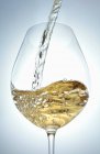 Nahaufnahme des Gießens von Weißwein in ein Glas — Stockfoto