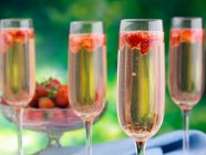 Полуничне шампанське крупним планом — стокове фото