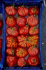 Tomates Beefsteak dans un plateau — Photo de stock