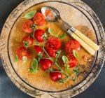 Tomates de ameixa com manjericão — Fotografia de Stock