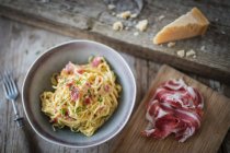 Spaghetti alla carbonara con prosciutto di coppa e parmigiano — Foto stock