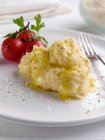 Purè di patate con formaggio e insalata — Foto stock