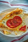 Rebanadas de tarta de queso con tomate - foto de stock