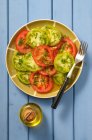 Rotes und grünes Tomatencarpaccio — Stockfoto