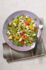 Salada de quinoa com carne de caranguejo, tomate e rúcula — Fotografia de Stock