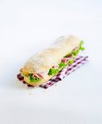 Ein Sandwich mit Schinken, Salat und eingelegten Gurken — Stockfoto