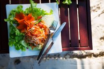 Зеленый салат из папайи (Таиланд)) — стоковое фото