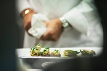 Alcachofas marinadas en una cocina de restaurante - foto de stock