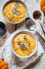 Гарбузовий суп з насінням чорного кунжуту — стокове фото