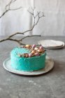 Gâteau de Pâques avec mini oeufs et copeaux de chocolat — Photo de stock