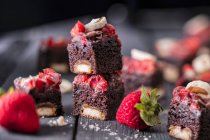 Pastel de fresa de chocolate con barras de galletas de caramelo de chocolate - foto de stock