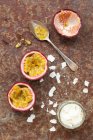 Frutto della passione e fiocchi di cocco primo piano — Foto stock
