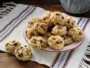 Primo piano di deliziosi biscotti con gocce di cioccolato alla farina d'avena — Foto stock