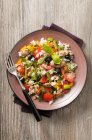 Una ensalada con atún, arroz, tomates, frijoles, pimientos y aceitunas - foto de stock