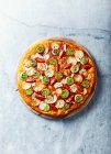 Pizza aux poireaux et à l'ail avec tomates cerises et mozzarella — Photo de stock
